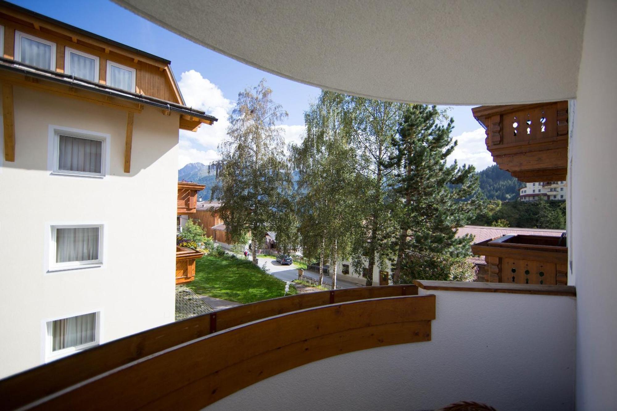 Pension Alpenrose Serfaus Rum bild